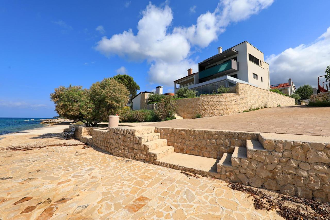 Apartma Leda *